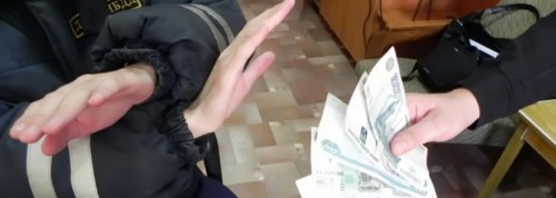 В Новоорске сотрудник ДПС отказался от взятки, факт попытки передачи денег задокументирован полицейскими