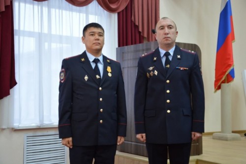 Владимир Колокольцев поздравил сотрудников органов внутренних дел, отличившихся при спасении погибавших, и вручил им высокие награды.