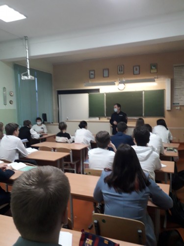 Сотрудники полиции Бузулука с учащимися школ проводят профилактические беседы в рамках правовой помощи