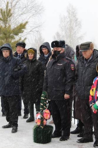 Сегодня, 3 декабря, состоялся митинг у братской могилы, отреставрированной в рамках федеральной программы по увековечиванию памяти погибших в годы Великой Отечественной войны, на городском кладбище