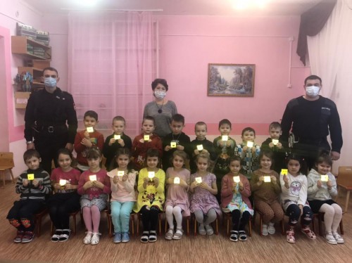 Сотрудники ОГИБДД ОМВД России по Саракташскому району провели акцию «Засветись!» с воспитанниками детского сада