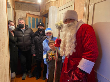 Полицейский Дед Мороз исполнил мечту юного жителя города Абдулино
