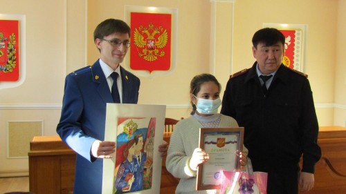 Начальник полиции ОМВД России по Саракташскому району принял участие в награждении юных художников