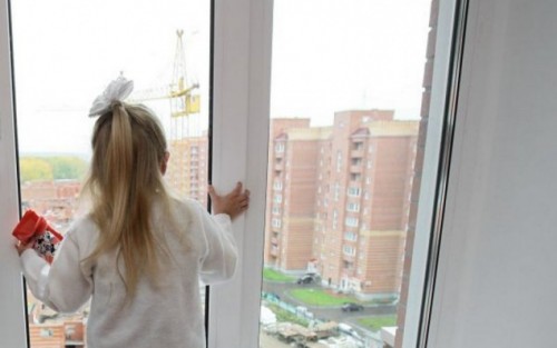 Сотрудники полиции Оренбурга проводят проверку по факту выпадения из окна 6-летней девочки