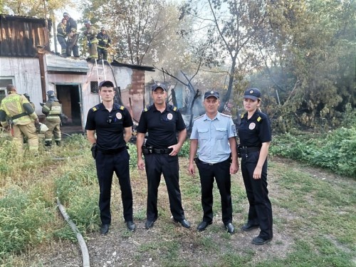 Оренбургские полицейские эвакуировали жильцов дома, в котором произошел пожар