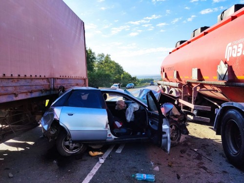 В Шарлыкском районе на автомобильной дороге Казань – Оренбург произошло дорожно-транспортное происшествие с тремя автомобилями.