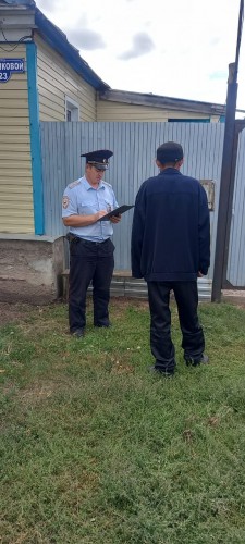 Участковыми уполномоченные полиции Шарлыка проверяют лиц, состоящих под административным надзором по месту жительства