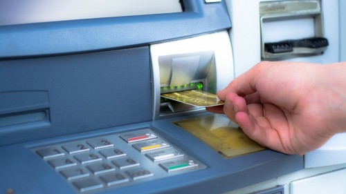 В Новотроицке сотрудниками полиции задержан подозреваемый в краже денег с банковской карты местного жителя
