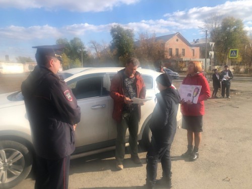 В Новотроицке ребята из подшефной школы-интерната вместе с сотрудником ГИБДД написали обращения к водителям и призвали их соблюдать ПДД