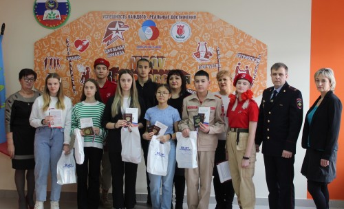 Вручение паспортов в День Конституции Российской Федерации в ЗАТО Комаровский
