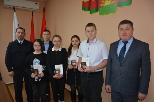 В День Конституции РФ, глава района вручил паспорта пяти юным гражданам Шарлыка