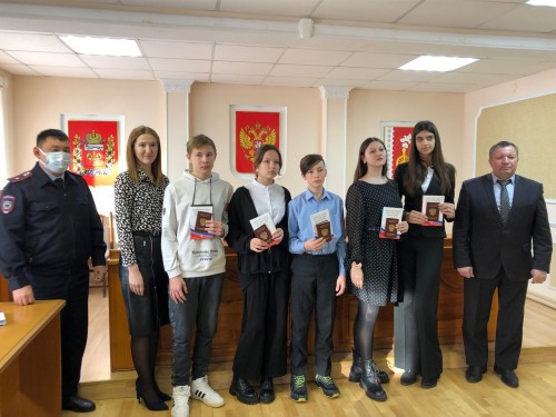 В День Конституции состоялось торжественное вручение первых паспортов граждан Российской Федерации юным саракташцам