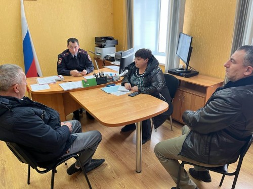 Начальник ОеВМ Отд МВД России по Шарлыкскому району провел рабочую встречу с работодателями иностранных граждан.