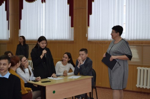 В Оренбурге сотрудник полиции в составе жюри приняла участие в интеллектуальной викторине «В мире прав и закона» на базе школы № 34