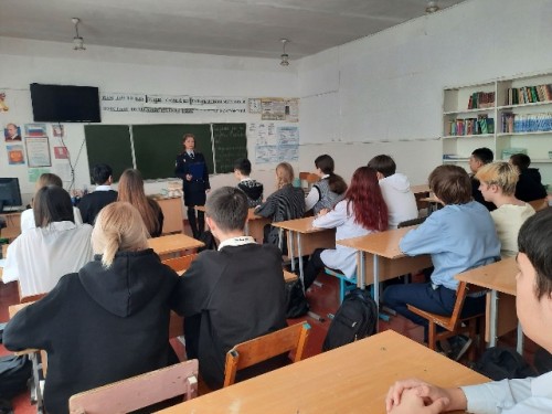 В Новотроицке полицейские рассказали школьникам о вреде наркотических средств и ответственности за незаконный оборот наркотиков