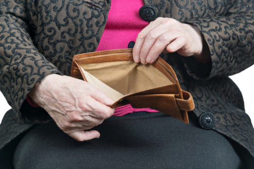 В Новотроицке 70-летняя пенсионерка похитила чужой кошелек