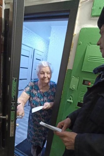 Полицейские и общественники предупреждают жителей Новотроицка о том, как не стать жертвой мошенников