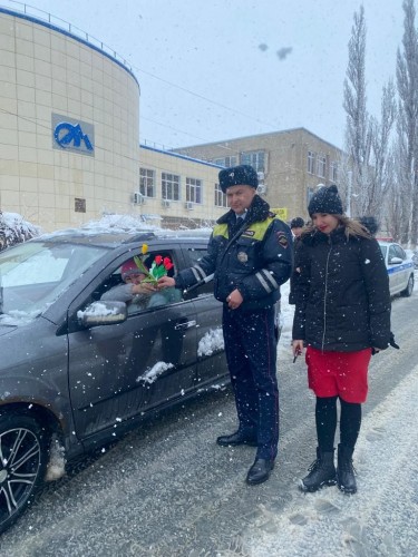 Сотрудники ОГИБДД МО МВД России "Ясненский" провели акцию "Цветы для автоледи".