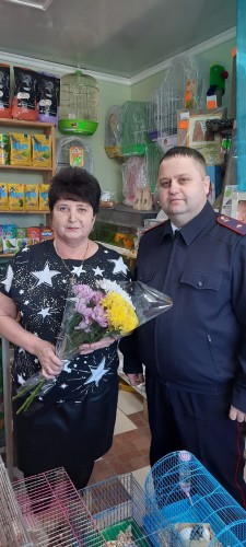 В рамках акции «8 марта в каждый дом» участковые уполномоченные полиции Первомайского района поздравили ветерана своей службы с наступающим праздником 