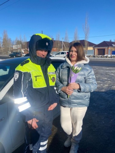 Сотрудники полиции Курманаевского района в преддверии Международного женского дня провели акцию «Цветы для автоледи»