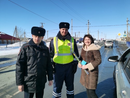 Сотрудники Госавтоинспекции Кваркенского района Оренбургской области провели акцию «Цветы для автоледи»