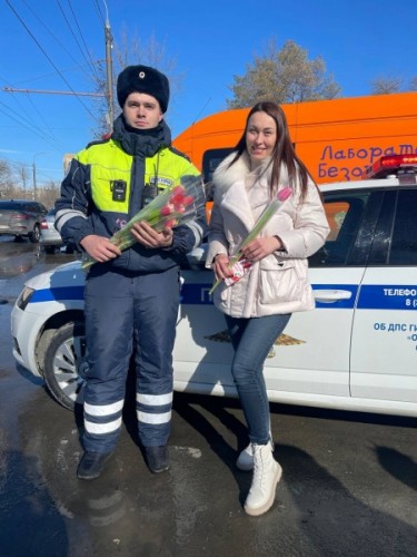 В рамках всероссийской акции «8 Марта-В каждый Дом» сотрудники Госавтоинспекции поздравили с наступающим праздником автоледи