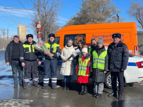 В рамках всероссийской акции «8 Марта-В каждый Дом» сотрудники Госавтоинспекции поздравили с наступающим праздником автоледи