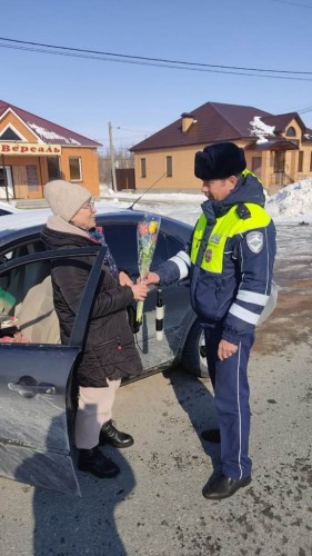 В Новоорском районе прошла акция «Цветы для автоледи»
