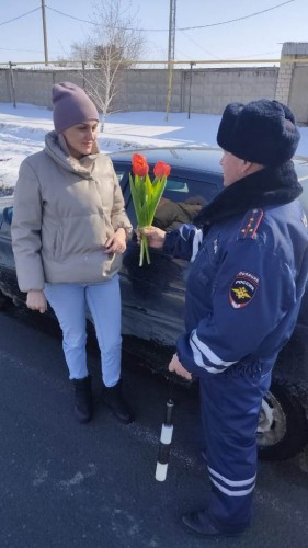 В Новоорском районе прошла акция «Цветы для автоледи»
