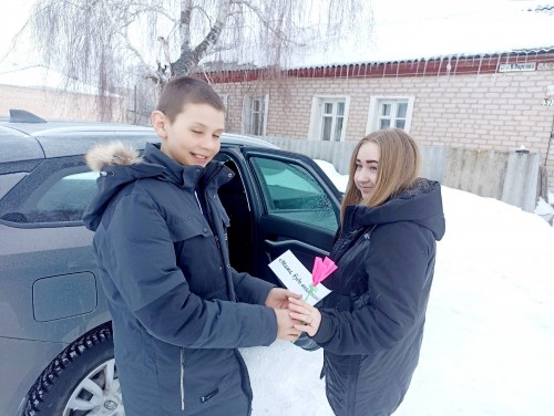 Школьники Бугурусланского района поддержали праздничную акцию "Цветы для автоледи"