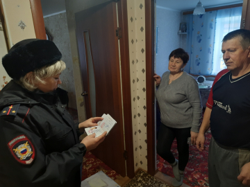 Сотрудники миграционного пункта совместно с участковыми уполномоченными полиции проводят проверки иностранных граждан