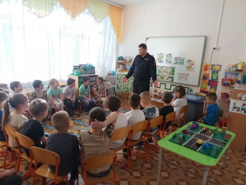 В Бугуруслане сотрудник полиции в игровой форме повторил с дошкольниками Правила дорожного движения
