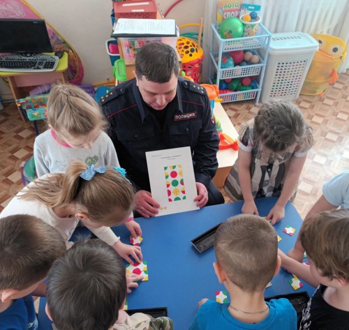 В Бугуруслане сотрудник полиции в игровой форме повторил с дошкольниками Правила дорожного движения