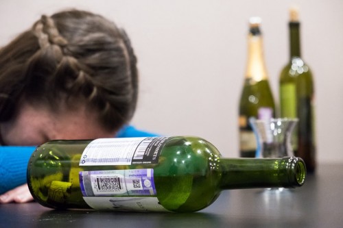 Полицейские Октябрьского района выявили факт вовлечения несовершеннолетнего в распитие спиртных напитков