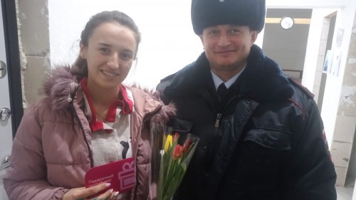 Сотрудники ОМВД России по Саракташскому району поздравили женщин с 8 Марта