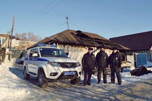 В Оренбурге полицейские помогли людям спастись во время пожара 