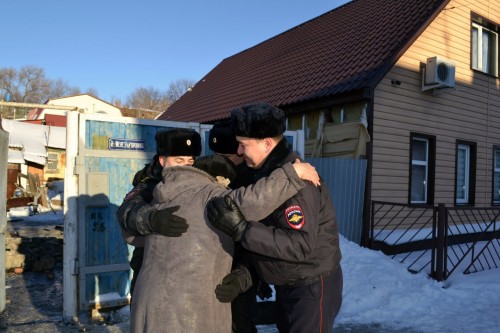 В Оренбурге полицейские помогли людям спастись во время пожара 