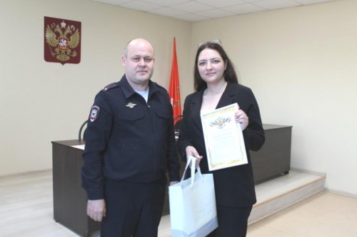 Бугурусланские полицейские поблагодарили банковского работника за спасение клиентов от мошенников