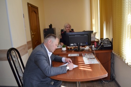 В Оренбурге член Общественного совета посетил отдел по вопросам миграции
