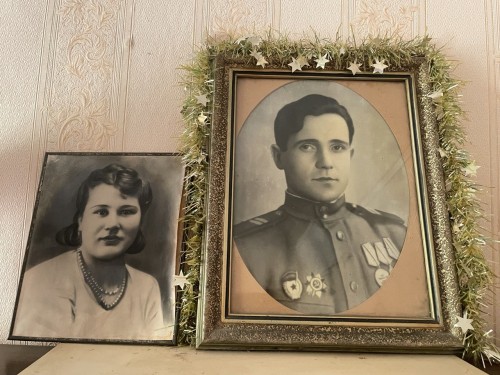 Накануне Дня Победы в Великой Отечественной войне сотрудники полиции навестили труженицу тыла, вдову-ветерана ВОВ, а также мать погибшего сотрудника при исполнении служебных обязанностей