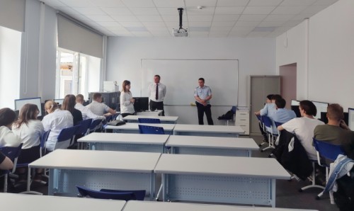 В Оренбурге сотрудник полиции провел профилактическую беседу со студентами колледжа экономики и информатики
