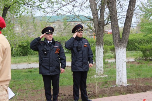 В ГО ЗАТО Комаровский прошла церемония возложения цветов к мемориалу, посвященному Великой Отечественной войне