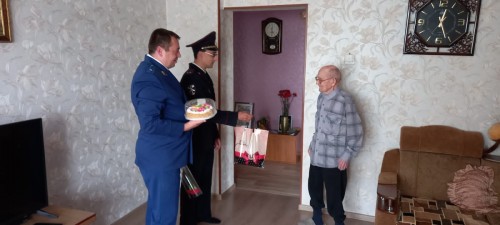 в предверии празднования 9 Мая, заместитель начальника поздравил ветеранов