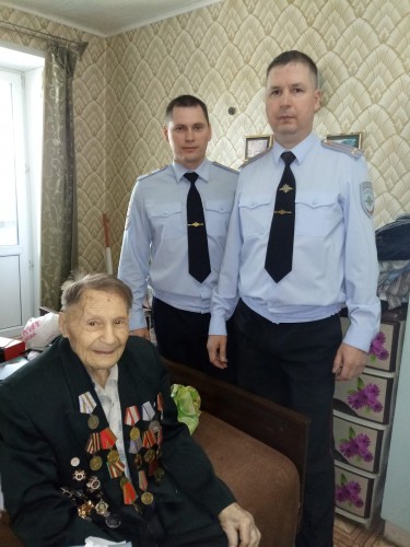 Сотрудники полиции поздравили ветеранов Великой Отечественной войны