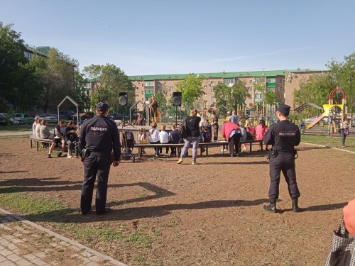 Сотрудники полиции осуществляли охрану общественного порядка на празднике двора