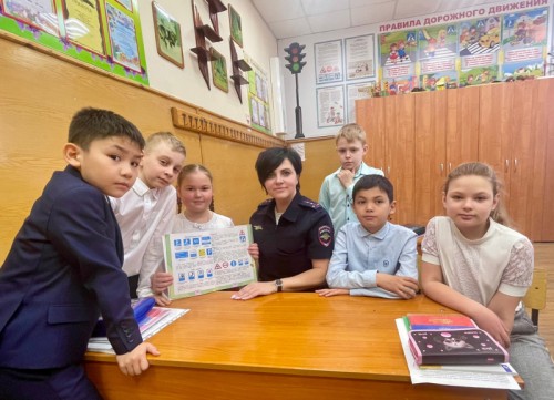 ПДД нужно соблюдать с детства: сотрудники Госавтоинспекции Оренбурга продолжают серию профилактических уроков для школьников города