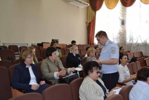 В Оренбурге сотрудник полиции провел профилактическую беседу с педиатрами детской поликлиники