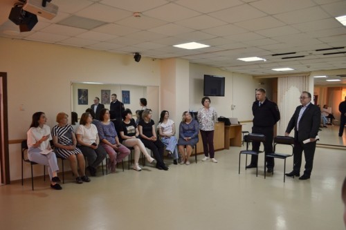 В Оренбурге полицейский совместно с сотрудником банка провели профилактическую беседу с педагогами Центра творчества и спорта «Лора Плюс»