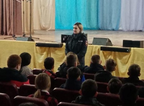 В Адамовском районе сотрудники полиции провели профилактические беседы с учащимися и родителями