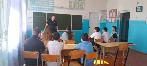 Полицейские Александровки провели встречи с учащимися школ